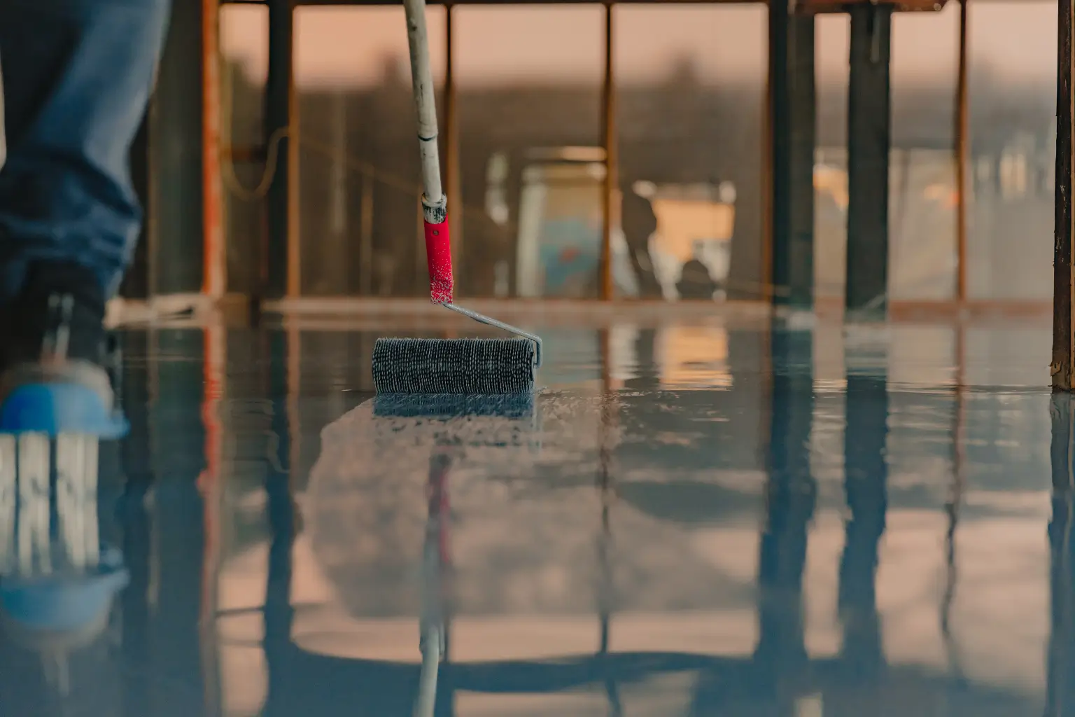 Műgyanta burkolat mint ipari páncél: bevonatok és korrózióvédelem egy lépésben