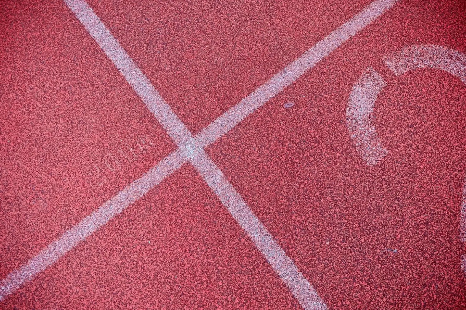 Rekortán burkolat: rugalmas páncél az ipariban és a sportpályákon