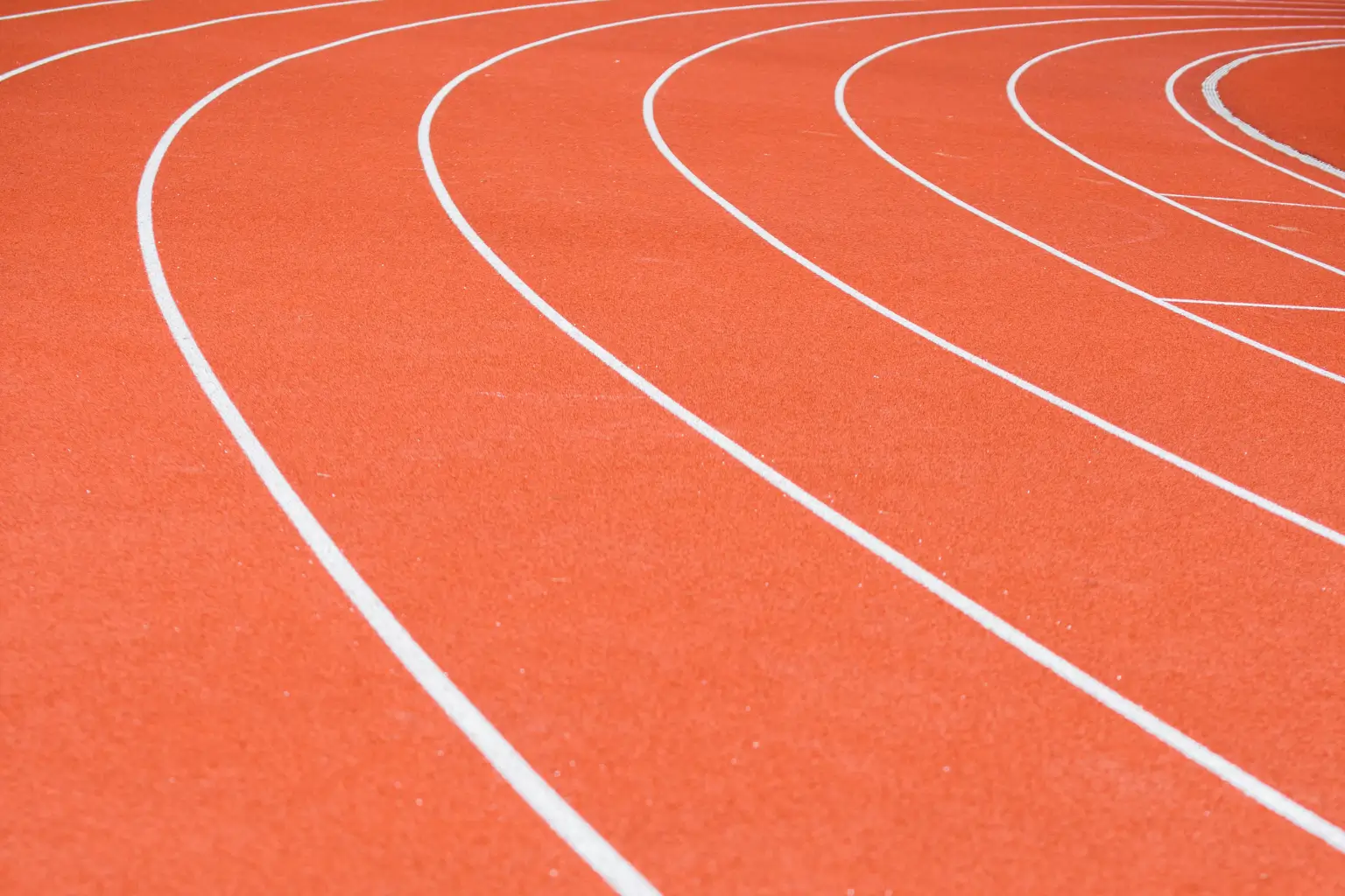 Sportpálya burkolat vállalati szemmel – teljesítmény, biztonság, megtérülés egyetlen rétegben